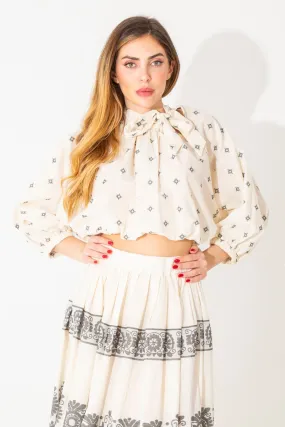 Blusa crop in fantasia ricamata